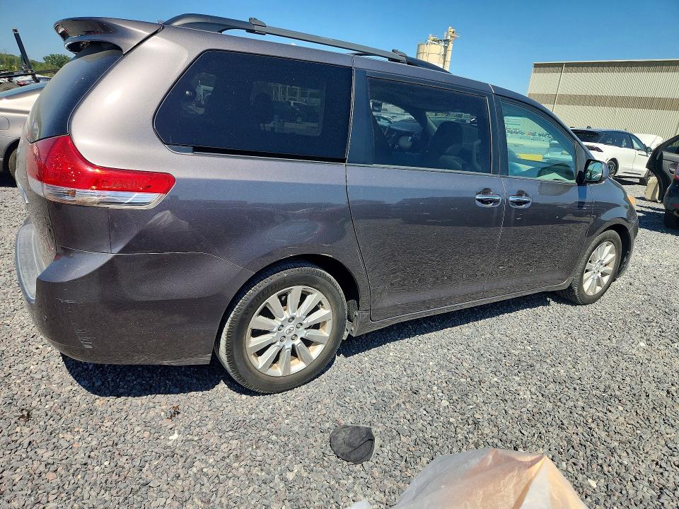 67214576 :رقم المزاد ، 5TDYK3DCXBS024163 vin ، 2011 Toyota Sienna مزاد بيع