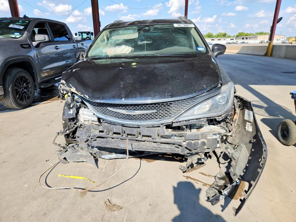67561726 :رقم المزاد ، 2C4RC1EG8HR705656 vin ، 2017 Chrysler Pacifica مزاد بيع