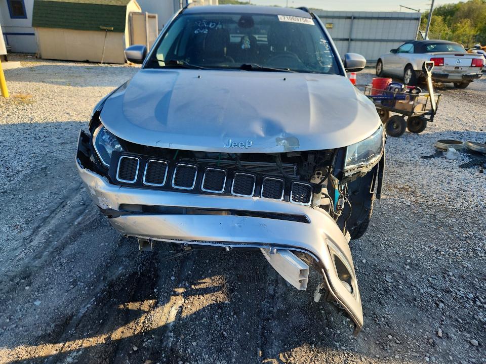 71069756 :رقم المزاد ، 3C4NJCBB0JT407808 vin ، 2018 Jeep Compass مزاد بيع