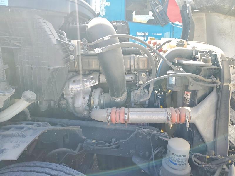 Auction sale of the 2019 Freightliner Cascadia 126, vin: 3AKJHHDR2KSKL4272, lot number: 69435436