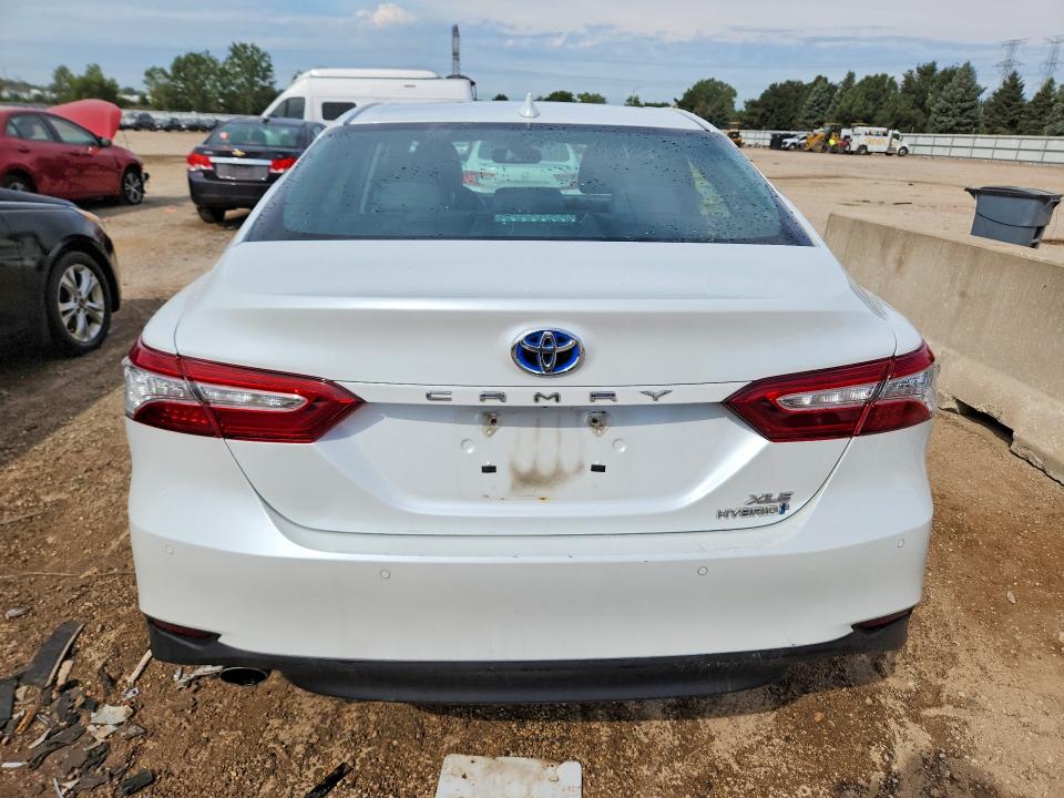 67822206 :رقم المزاد ، 4T1B21HKXJU003606 vin ، 2018 Toyota Camry Hybrid مزاد بيع