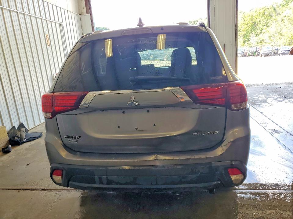 67117386 :رقم المزاد ، JA4AZ3A33JZ021081 vin ، 2018 Mitsubishi Outlander مزاد بيع