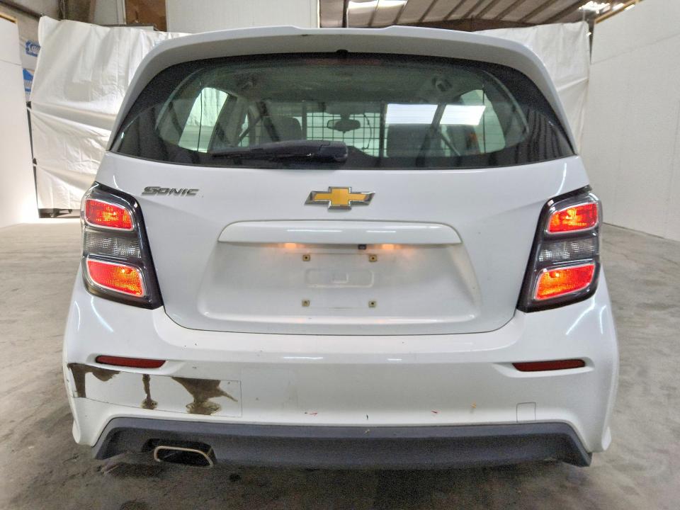 68978786 :رقم المزاد ، 1G1JG6SH2J4105180 vin ، 2018 Chevrolet Sonic مزاد بيع