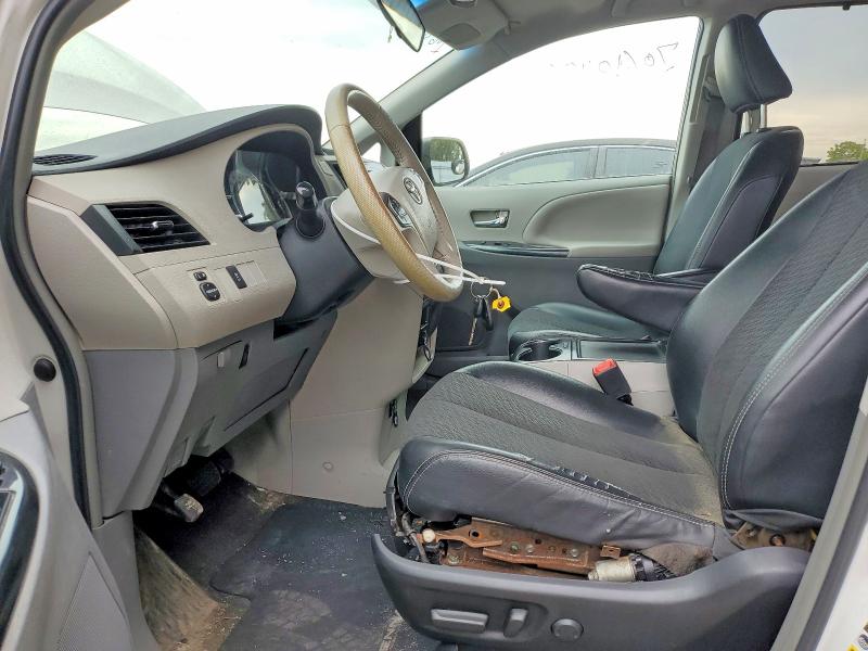 70610406 :رقم المزاد ، 5TDXK3DC3CS243740 vin ، 2012 Toyota Sienna مزاد بيع