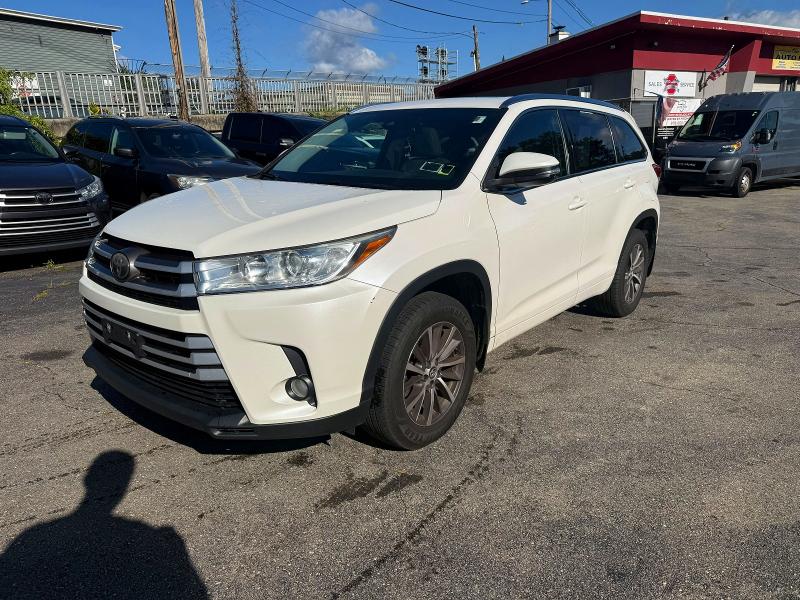 69137626 :رقم المزاد ، 5TDJZRFH2JS808876 vin ، 2018 Toyota Highlander مزاد بيع