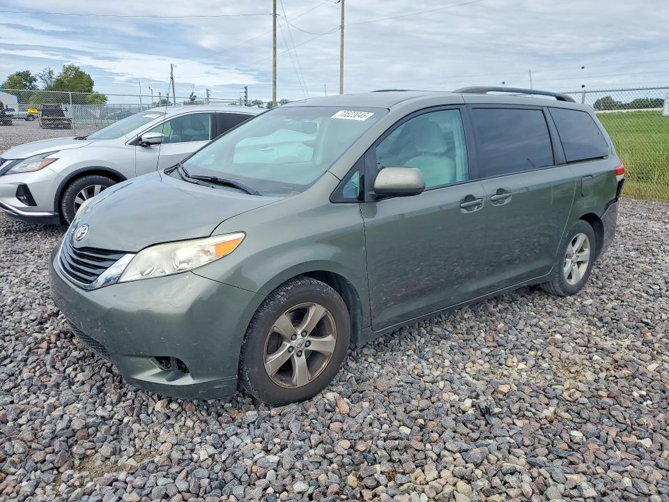 70523046 :رقم المزاد ، 5TDKK3DC8BS126194 vin ، 2011 Toyota Sienna مزاد بيع