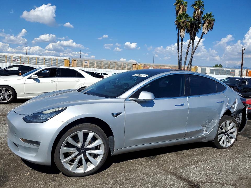 2018 Tesla Model 3 მანქანა იყიდება აუქციონზე, vin: 5YJ3E1EAXJF011001, აუქციონის ნომერი: 70746116