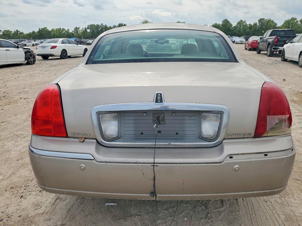 66925306 :رقم المزاد ، 1LNHM82WX3Y622131 vin ، 2003 Lincoln Town Car مزاد بيع