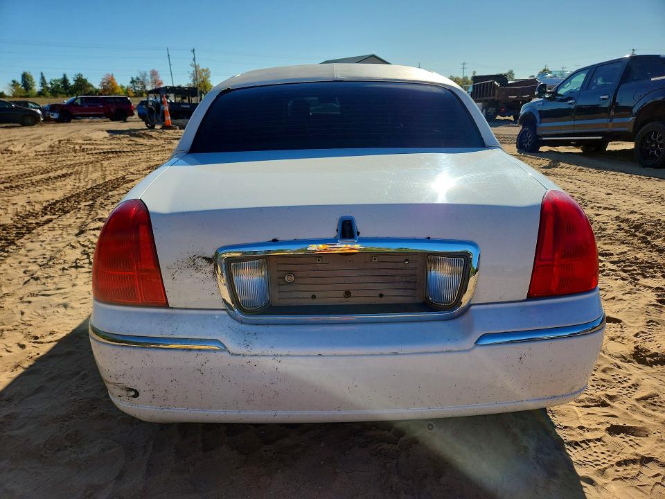69910216 :رقم المزاد ، 2L1FM88W88X634401 vin ، 2008 Lincoln Town Car مزاد بيع