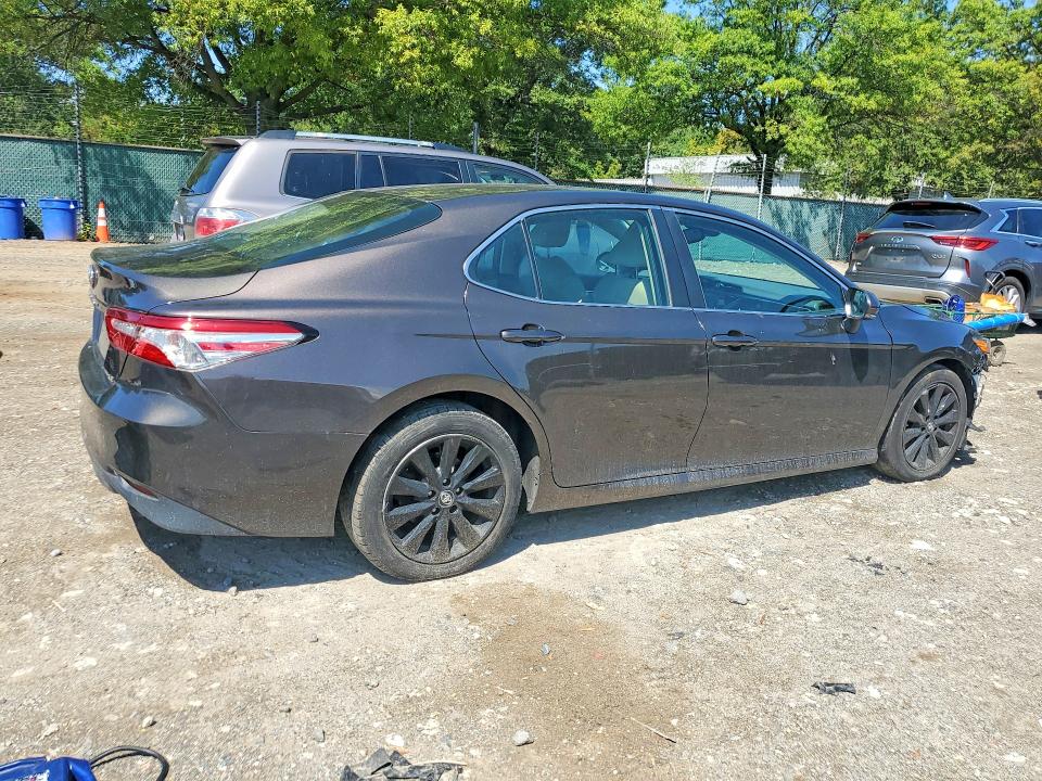 67500326 :رقم المزاد ، 4T1B11HK4JU578075 vin ، 2018 Toyota Camry مزاد بيع