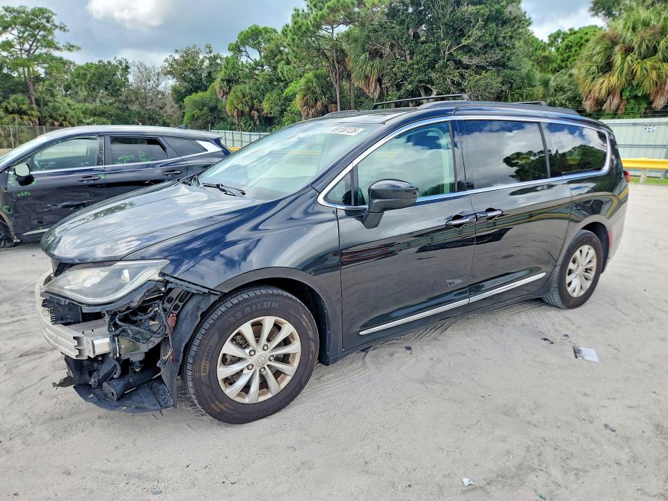 69156126 :رقم المزاد ، 2C4RC1BG1HR803609 vin ، 2017 Chrysler Pacifica مزاد بيع