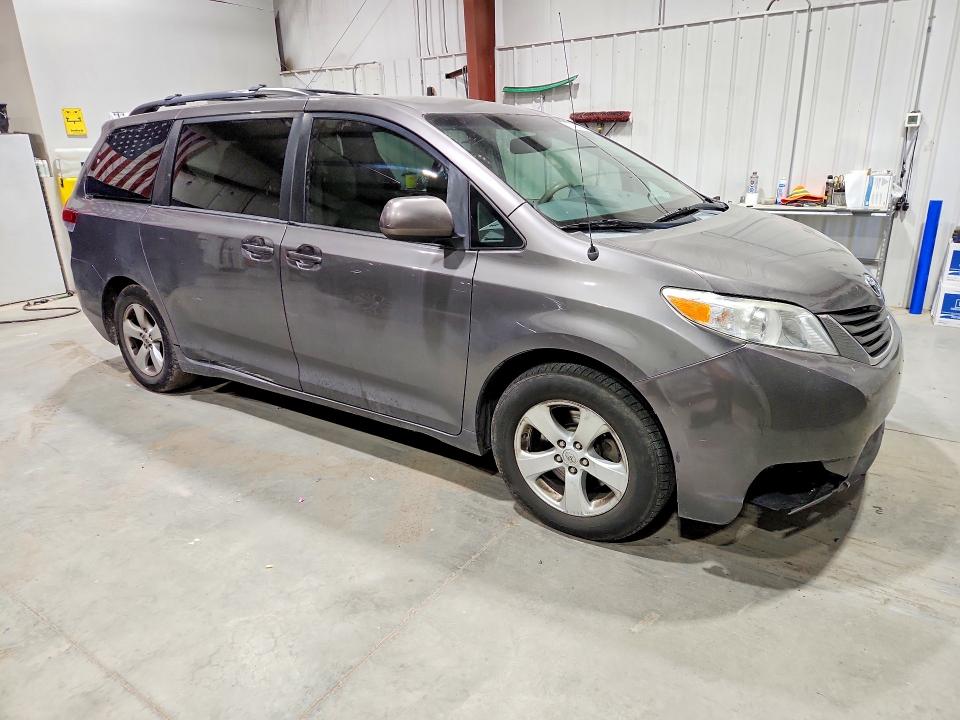 70968976 :رقم المزاد ، 5TDKK3DC7ES433568 vin ، 2014 Toyota Sienna مزاد بيع