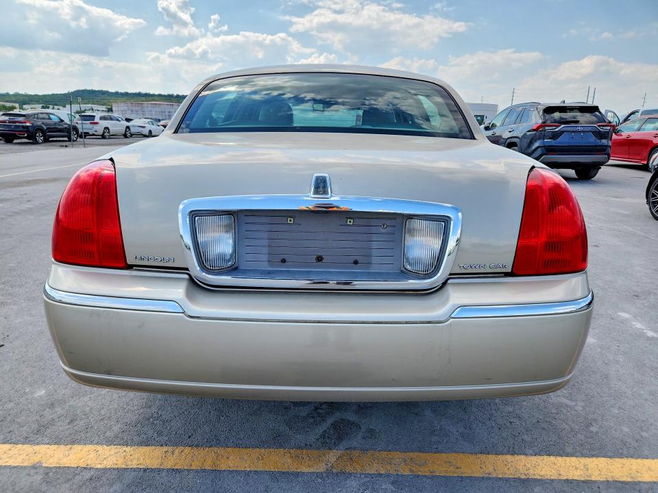 2006 Lincoln Town Car მანქანა იყიდება აუქციონზე, vin: 1LNHM82V96Y626151, აუქციონის ნომერი: 67316596