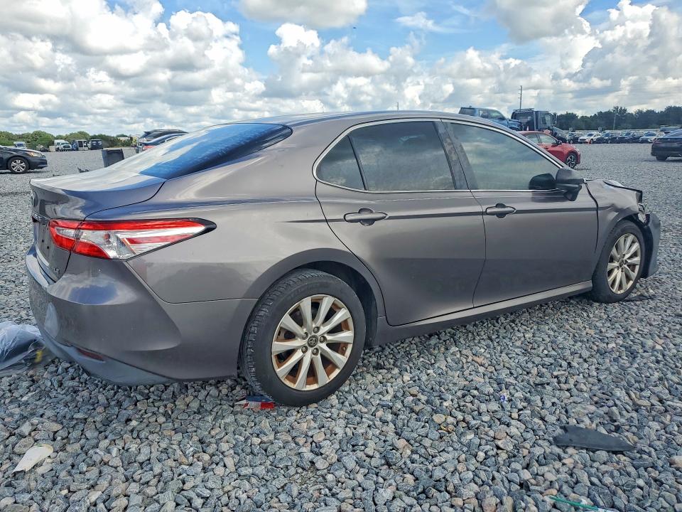 70162996 :رقم المزاد ، 4T1B11HK4JU639005 vin ، 2018 Toyota Camry مزاد بيع