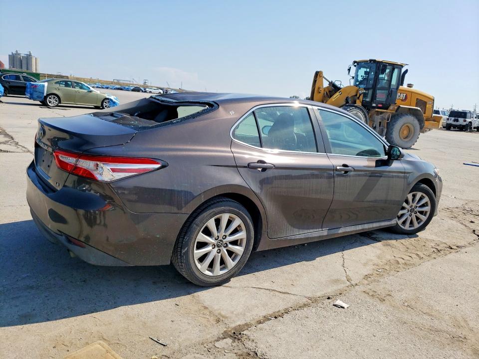 69755806 :رقم المزاد ، 4T1B11HK8JU550456 vin ، 2018 Toyota Camry مزاد بيع