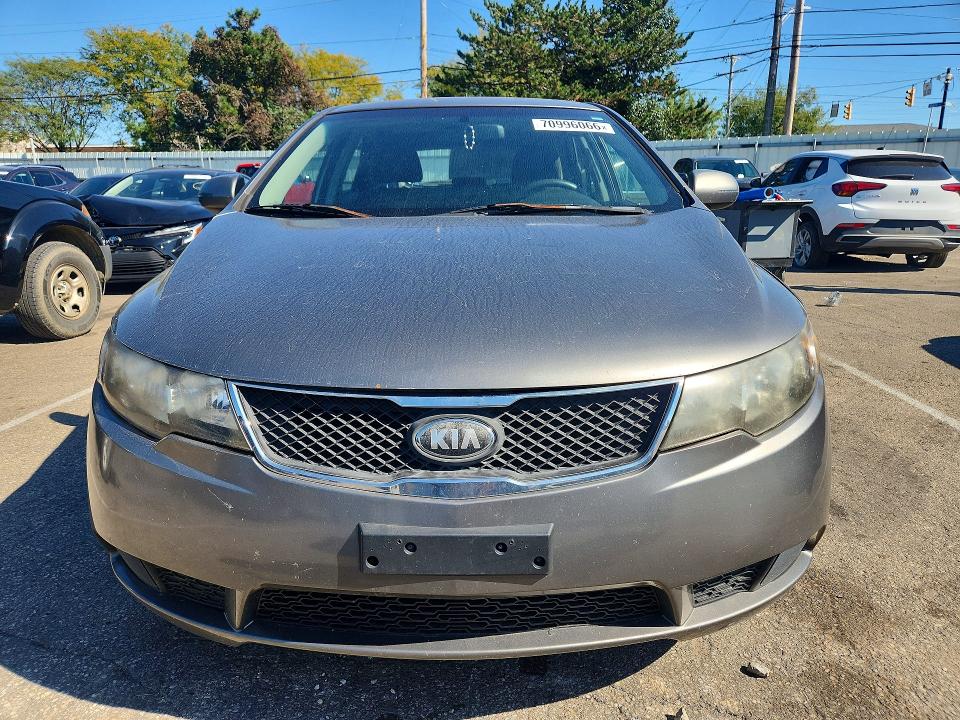 2011 Kia Forte5 მანქანა იყიდება აუქციონზე, vin: KNAFU5A21B5386880, აუქციონის ნომერი: 70996066