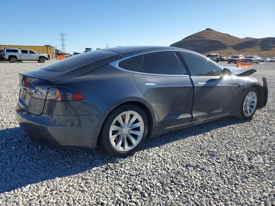 68801036 :رقم المزاد ، 5YJSA1E23JF276116 vin ، 2018 Tesla Model S مزاد بيع