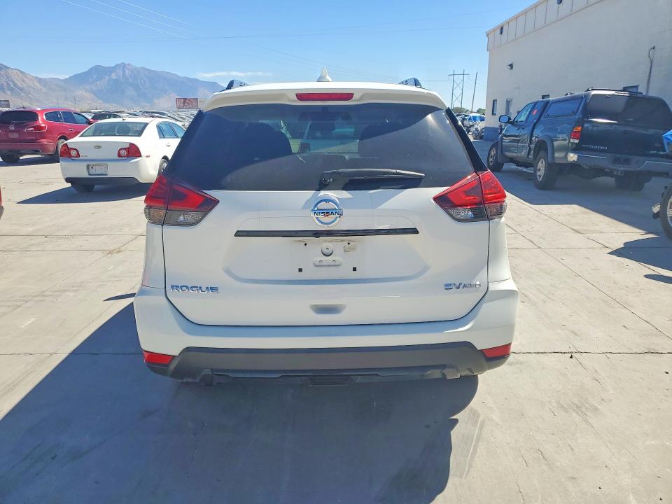 2017 Nissan Rogue მანქანა იყიდება აუქციონზე, vin: 5N1AT2MV9HC760429, აუქციონის ნომერი: 68240386