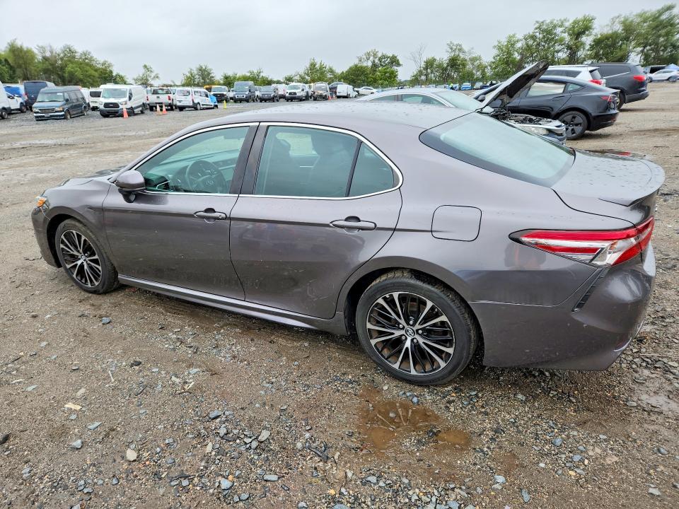 69455696 :رقم المزاد ، 4T1B11HK7JU599776 vin ، 2018 Toyota Camry مزاد بيع