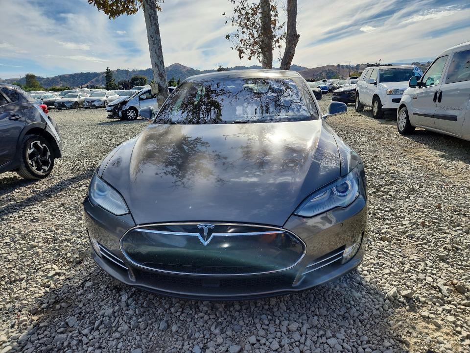 68179246 :رقم المزاد ، 5YJSA1H22FF090084 vin ، 2015 Tesla Model S مزاد بيع