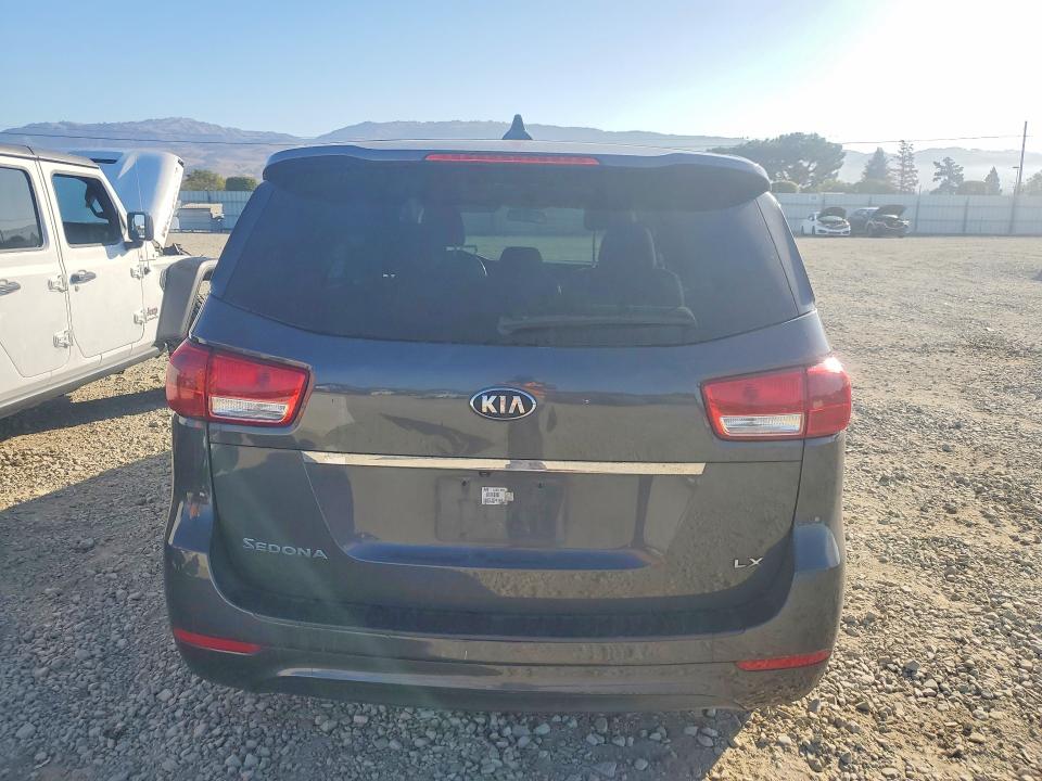 69995556 :رقم المزاد ، KNDMB5C15J6407100 vin ، 2018 Kia Sedona مزاد بيع