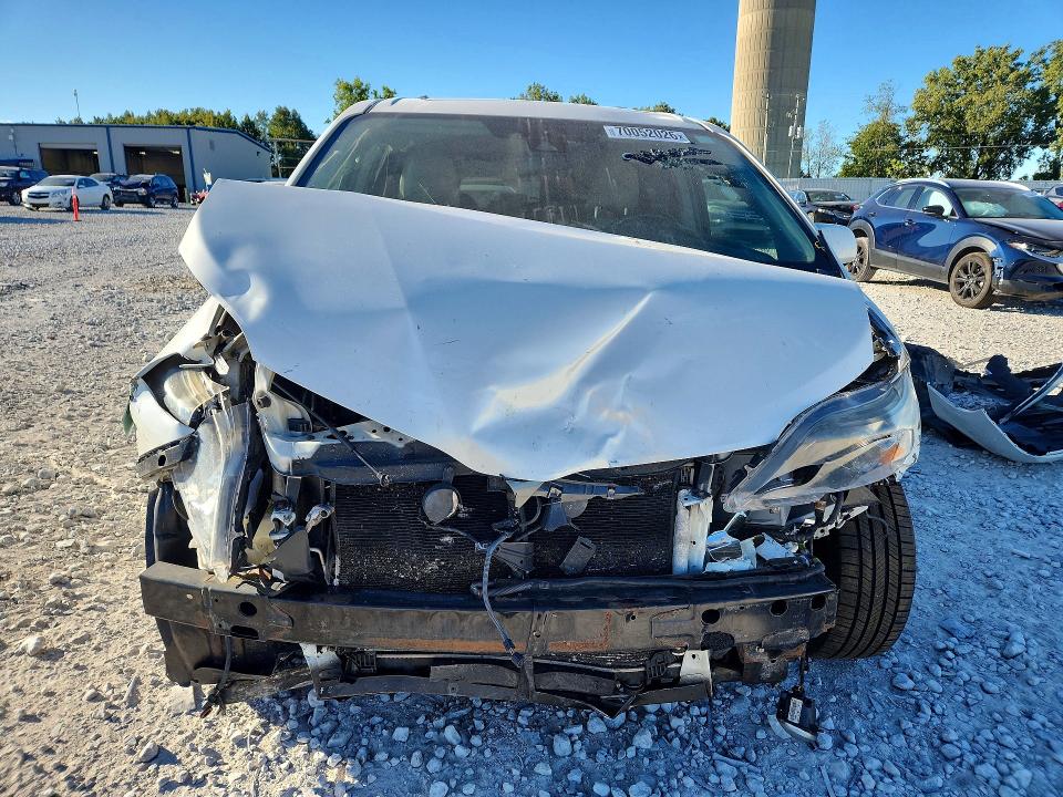 70052026 :رقم المزاد ، 5TDYZ3DC7JS925002 vin ، 2018 Toyota Sienna مزاد بيع