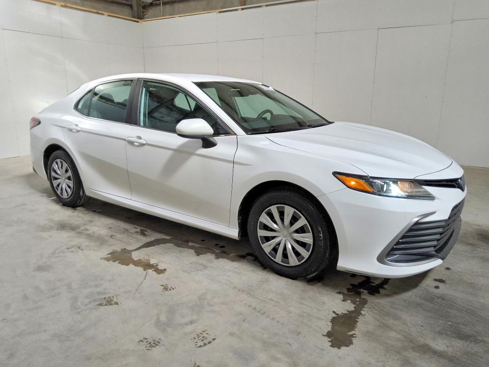 70525196 :رقم المزاد ، 4T1C31AK0NU587001 vin ، 2022 Toyota Camry مزاد بيع