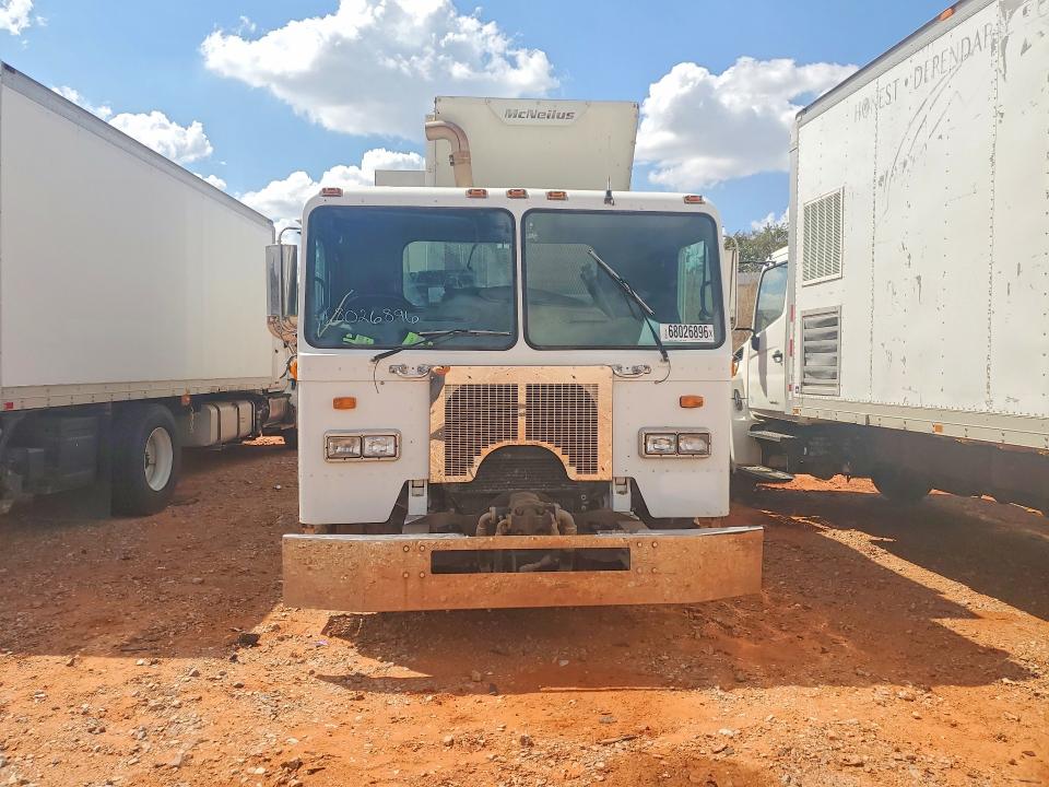 68026896 :رقم المزاد ، 3BPZL00X4BF115376 vin ، 2011 Peterbilt 320 مزاد بيع