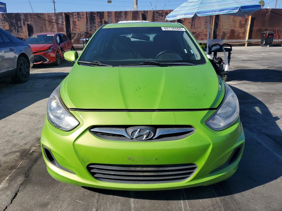 69730666 :رقم المزاد ، KMHCU5AE7DU108019 vin ، 2013 Hyundai Accent مزاد بيع