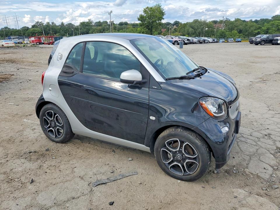 68653916 :رقم المزاد ، WMEFJ9BA4HK235018 vin ، 2017 Smart Fortwo مزاد بيع