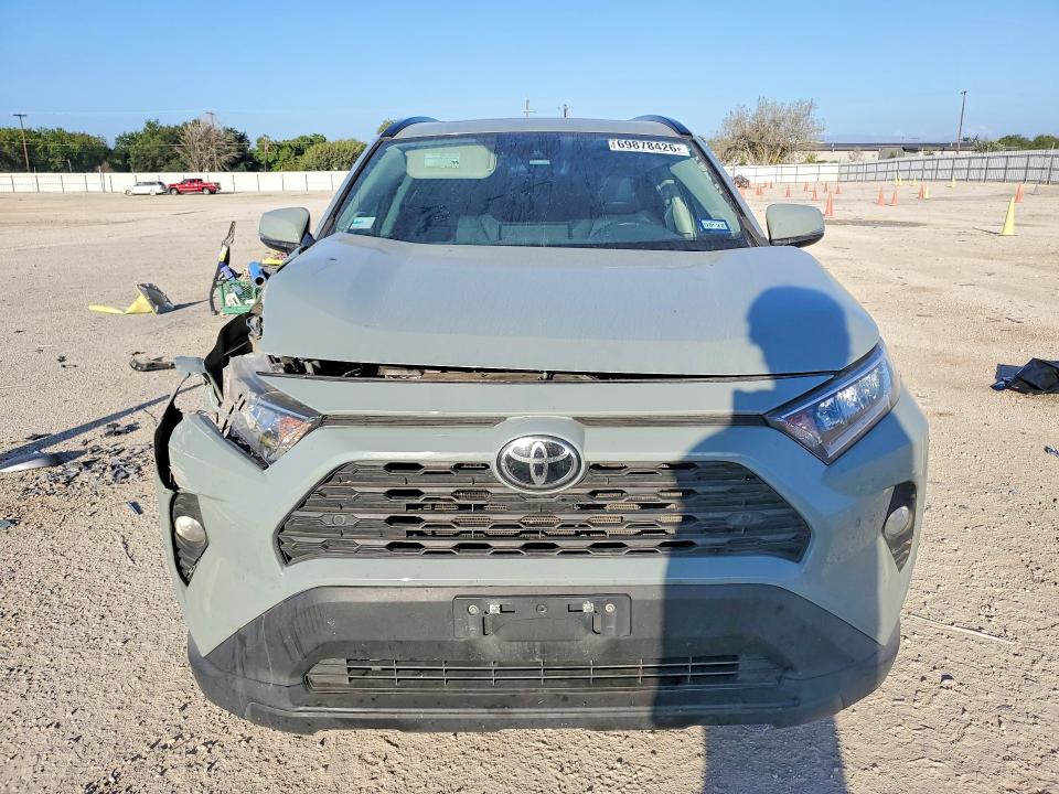 69878426 :رقم المزاد ، 2T3C1RFV8MW165958 vin ، 2021 Toyota Rav4 مزاد بيع