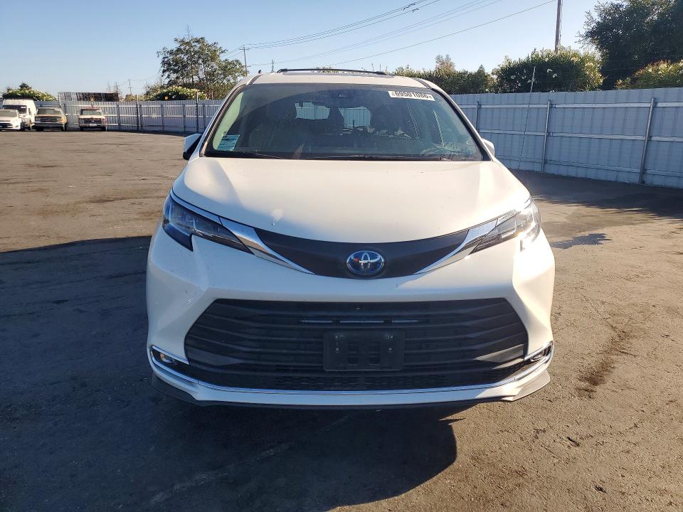69501086 :رقم المزاد ، 5TDJRKEC5MS041171 vin ، 2021 Toyota Sienna مزاد بيع