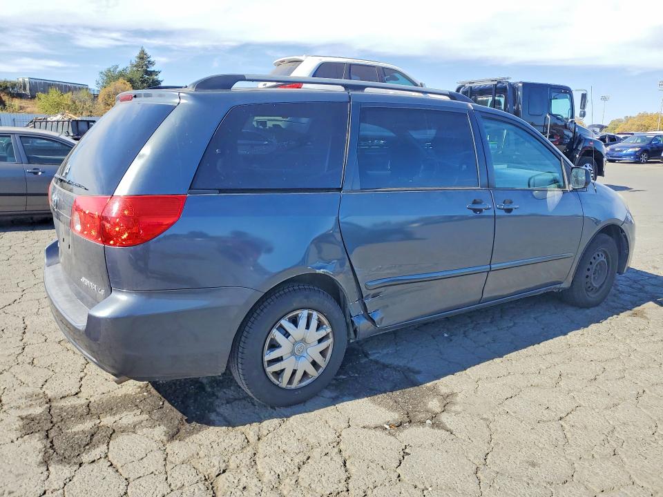 69030416 :رقم المزاد ، 5TDKK4CC5AS318937 vin ، 2010 Toyota Sienna مزاد بيع