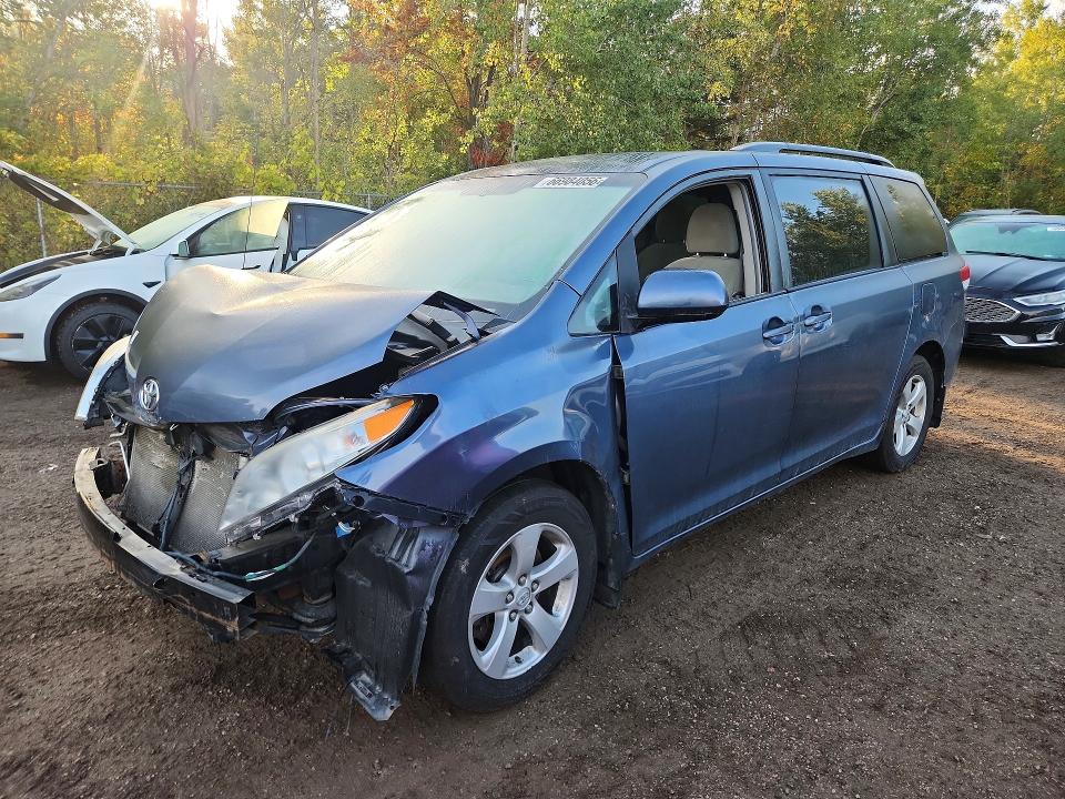 66984056 :رقم المزاد ، 5TDKK3DCXES525452 vin ، 2014 Toyota Sienna مزاد بيع