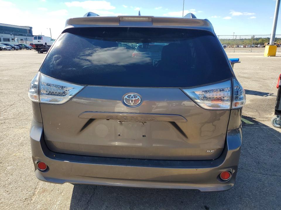 70666976 :رقم المزاد ، 5TDXZ3DC8JS949742 vin ، 2018 Toyota Sienna مزاد بيع