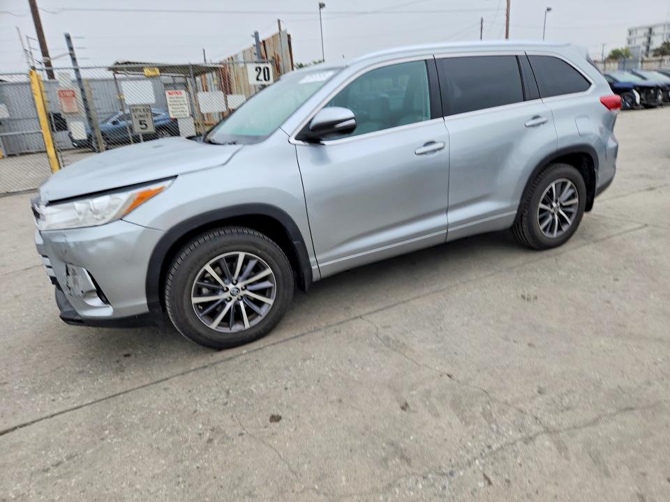 70517616 :رقم المزاد ، 5TDJZRFH1JS560362 vin ، 2018 Toyota Highlander مزاد بيع