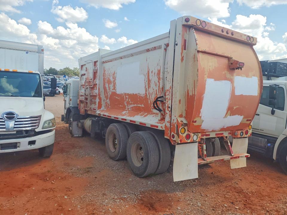 68026896 :رقم المزاد ، 3BPZL00X4BF115376 vin ، 2011 Peterbilt 320 مزاد بيع