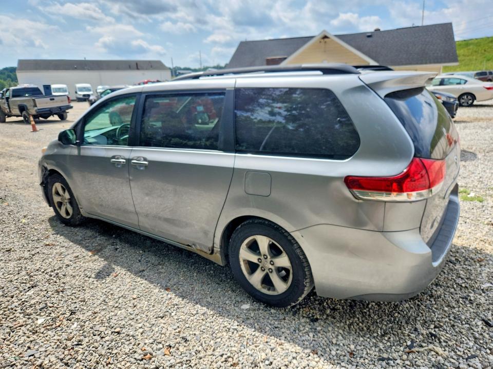68071086 :رقم المزاد ، 5TDKK3DCXBS040711 vin ، 2011 Toyota Sienna مزاد بيع