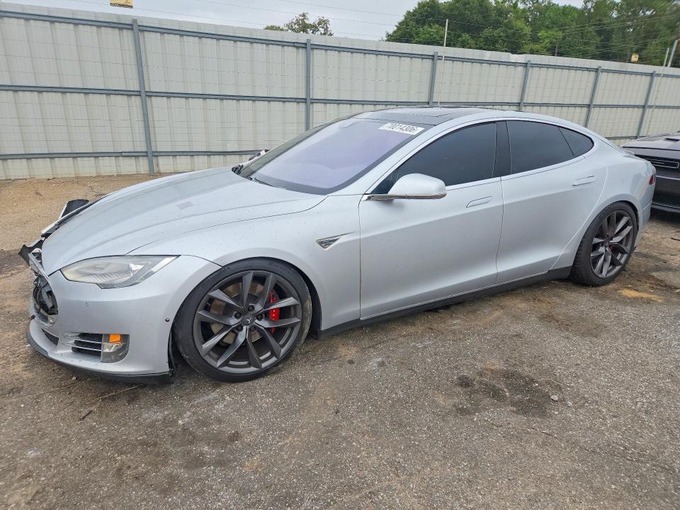 2015 Tesla Model S მანქანა იყიდება აუქციონზე, vin: 5YJSA1E4XFF113990, აუქციონის ნომერი: 70014306