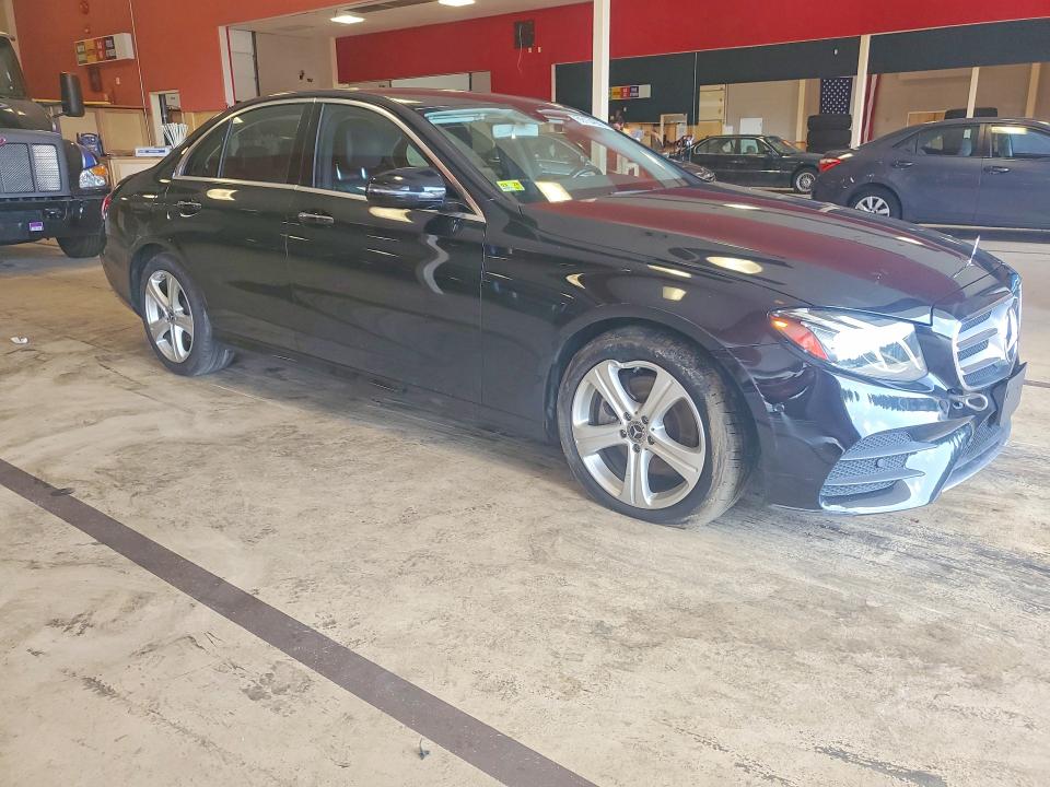 69104666 :رقم المزاد ، WDDZF4KB7JA369709 vin ، 2018 Mercedes-benz E مزاد بيع
