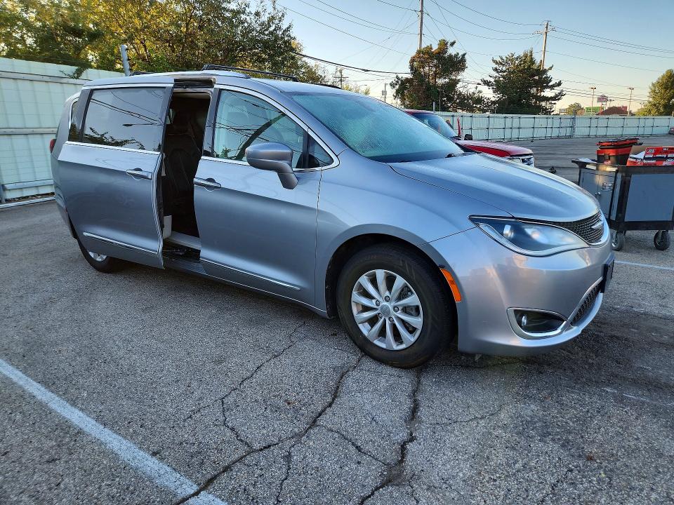 70444806 :رقم المزاد ، 2C4RC1BG2KR537654 vin ، 2019 Chrysler Pacifica مزاد بيع