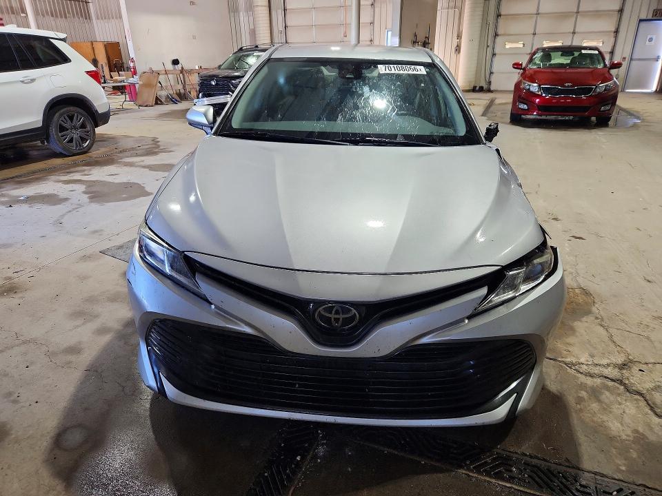 70108066 :رقم المزاد ، 4T1C11AK7LU945911 vin ، 2020 Toyota Camry مزاد بيع