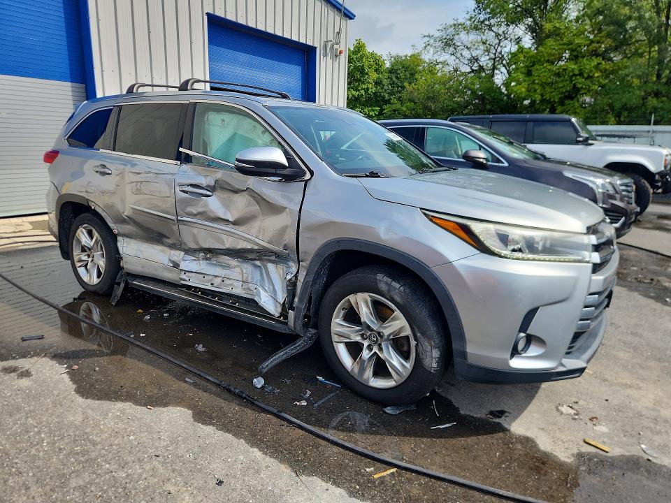 67045056 :رقم المزاد ، 5TDDZRFH6HS370791 vin ، 2017 Toyota Highlander مزاد بيع