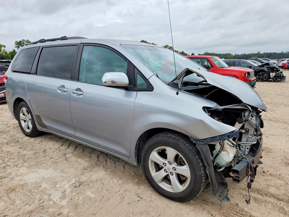 67642326 :رقم المزاد ، 5TDKK3DCXBS068444 vin ، 2011 Toyota Sienna مزاد بيع
