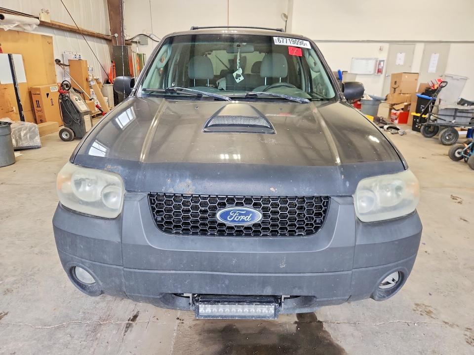 2005 Ford Escape მანქანა იყიდება აუქციონზე, vin: 1FMYU93185KA85967, აუქციონის ნომერი: 67719096