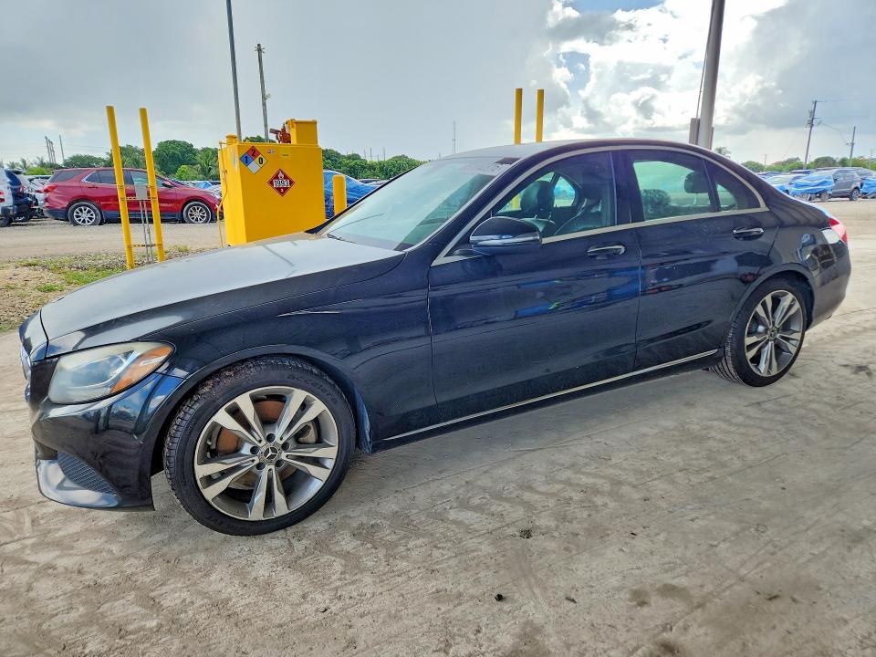 67640916 :رقم المزاد ، 55SWF4JB0HU214353 vin ، 2017 Mercedes-benz C مزاد بيع