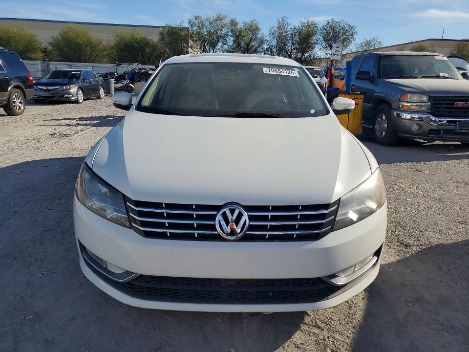70654126 :رقم المزاد ، 1VWBN7A33EC073345 vin ، 2014 Volkswagen Passat مزاد بيع