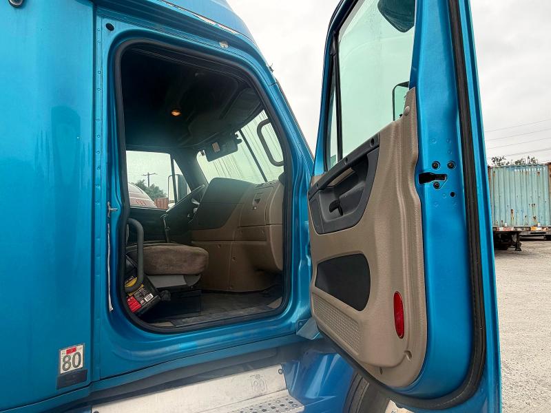 Продажа на аукционе авто 2012 Freightliner Cascadia 125, vin: 1FUJGLDR6CSBE2508, номер лота: 70678956