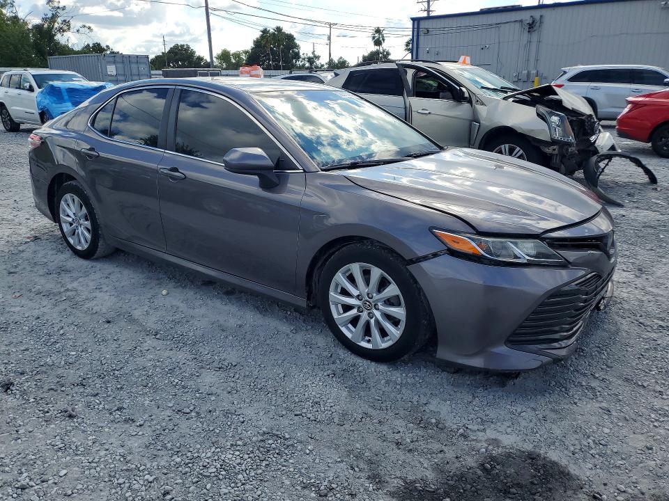 70228496 :رقم المزاد ، 4T1C11AK2LU934069 vin ، 2020 Toyota Camry مزاد بيع