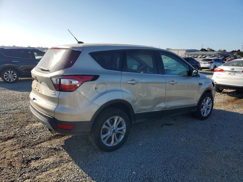 69638886 :رقم المزاد ، 1FMCU9GD2HUF05469 vin ، 2017 Ford Escape مزاد بيع